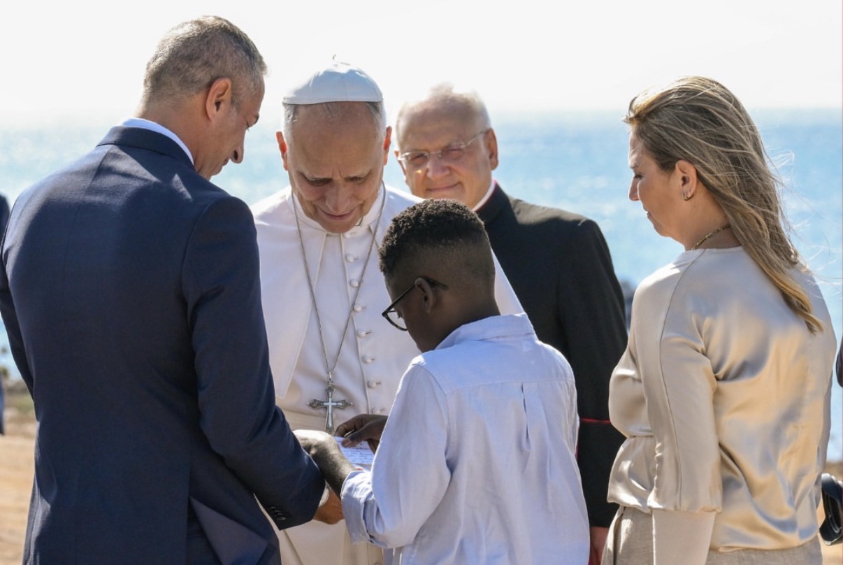 Studente del Gonzaga Campus incontra Papa Leone XIV a Lampedusa: una storia di accoglienza, speranza e vita